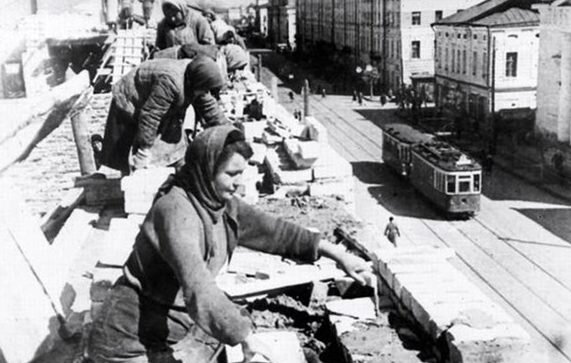 Восстановление города. Весна 1944 года.jpg