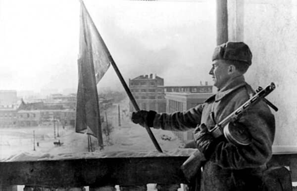 Красный флаг над гостиницей «Воронеж». 25 января 1943 года