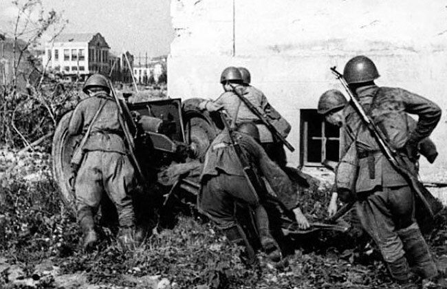 Противотанковый расчет на позиции у здания СХИ, июль 1942 год