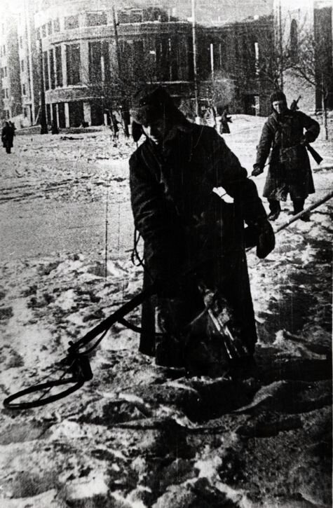 Разминирование главной площади Воронежа, февраль 1943 года.jpg