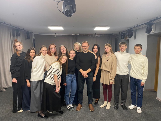 24 октября в мастерской 4 курса театрального факультета состоялась творческая встреча с артистом Камерного театра - Василием Шумским. 2,5 часа как на одном дыхании! Обсуждали много творческих вопросов. Было интересно и полезно. Студенты остались очень довольны.