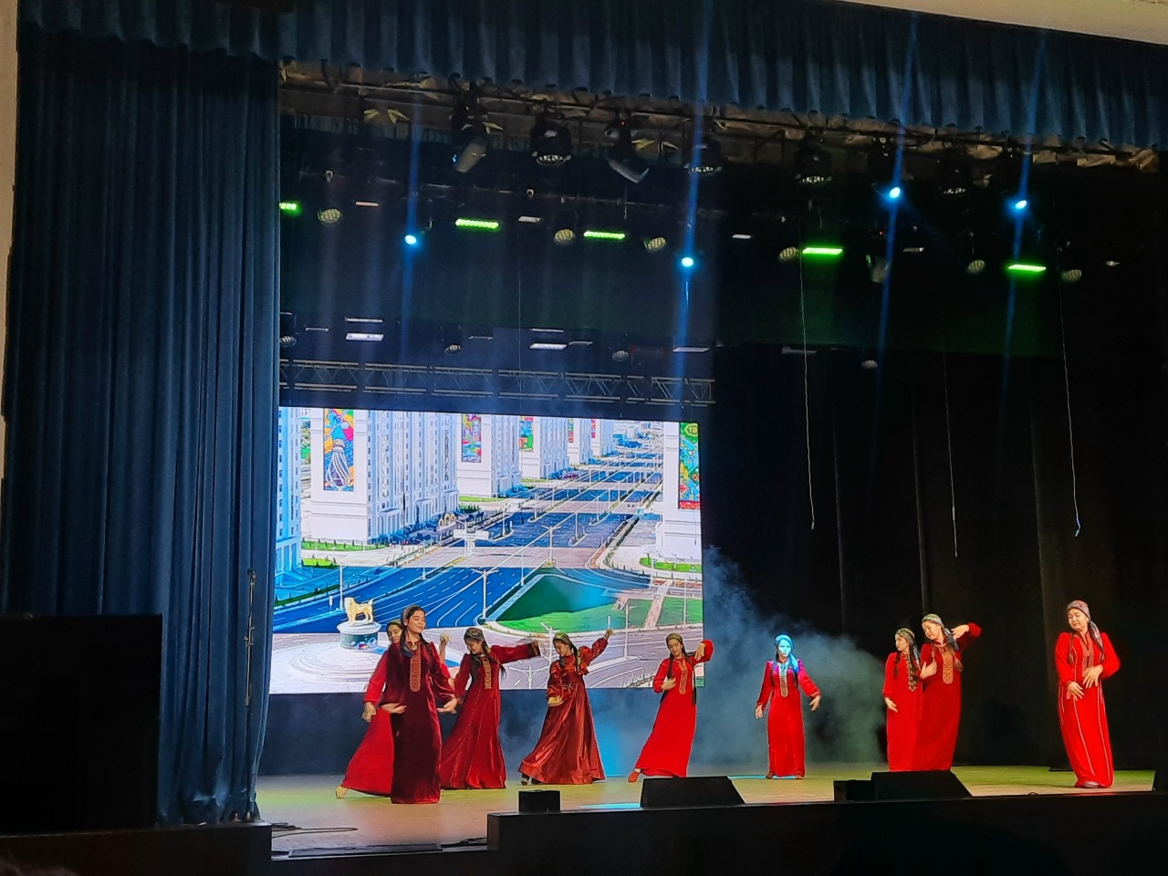 Студенты ВГИИ побывали на гала-концерте фестиваля «Возьмемся за руки, друзья!»