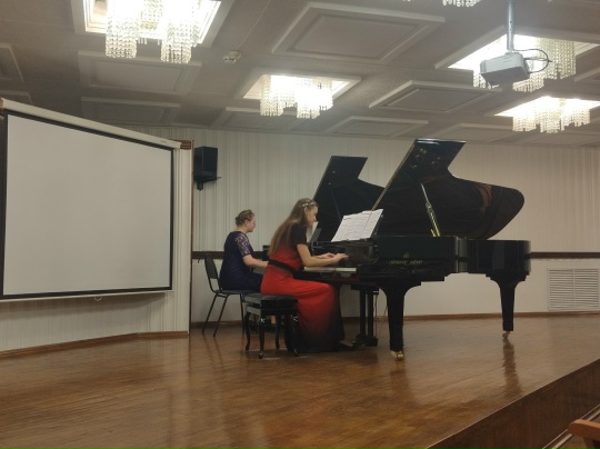 27 ноября в малом зале института искусств прошёл концерт кафедры педагогики, методики и общего курса фортепиано. В программе звучали произведения для фортепиано соло, фортепианные ансамбли, вокальные арии, также студенты выступали в качестве концертмейстеров. Концерт получился насыщенным, интересным, воодушевляющим. Студенты и их педагоги проделали большую работу, которую по достоинству оценили слушатели. В завершении публика услышала авторское исполнение Фуги си-бемоль минор студента 3к ОСИ Юрия Гулягина