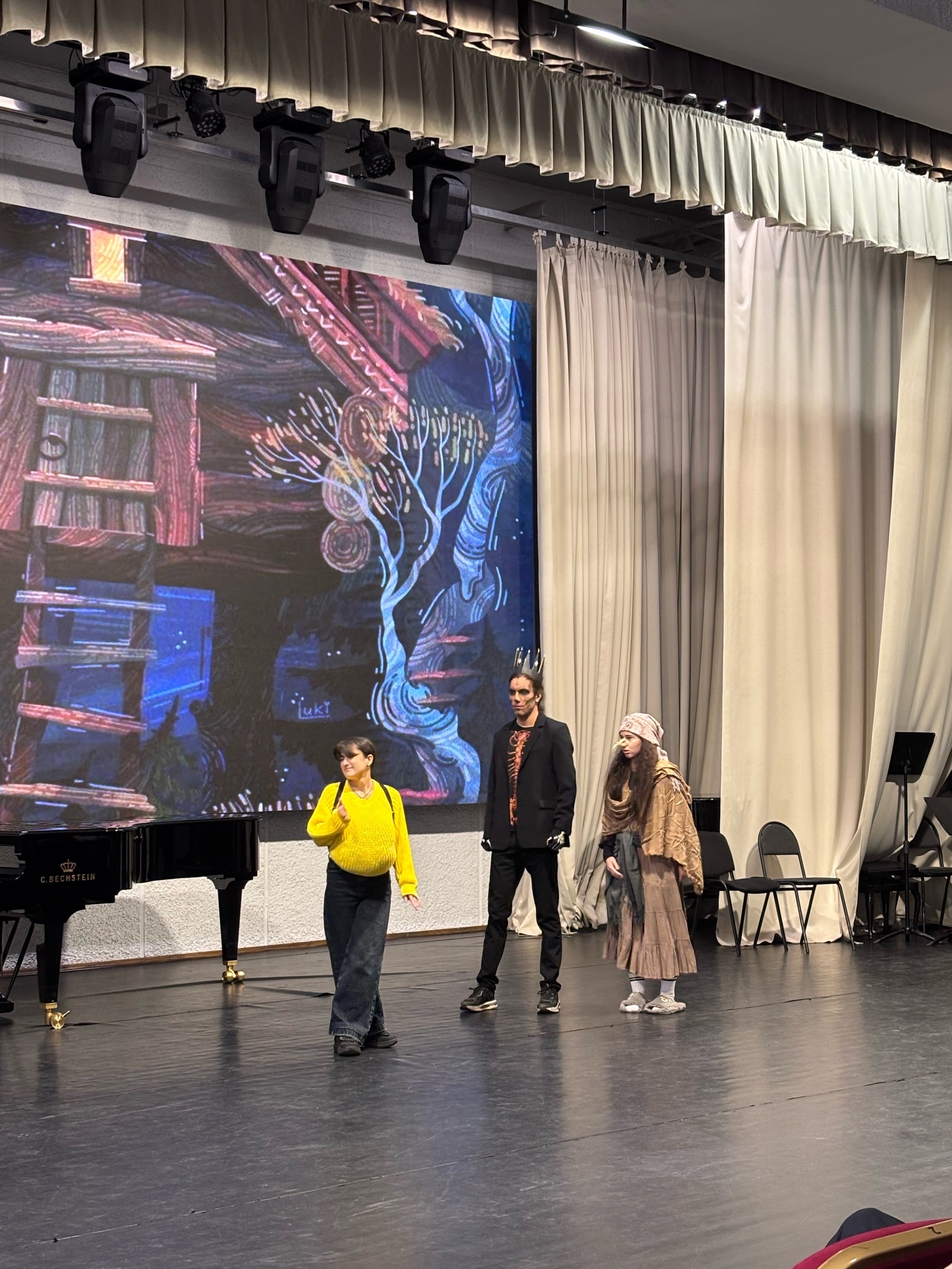 25 ноября в Большом зале ВГИИ состоялся концерт-посвящение первокурсников в студенты. Общей тематикой мероприятия были русские народные сказки. Студенты музыкального и театрального факультетов подготовили творческие номера, а первокурсники факультета живописи оформили для них декорации. Зрители увидели юмористические сценки из жизни студентов по мотивам сказок «По щучьему велению», «Колобок», «Летучий корабль». Ведущим мероприятия был студент 4 курса отделения вокального искусства Михаил Митин.