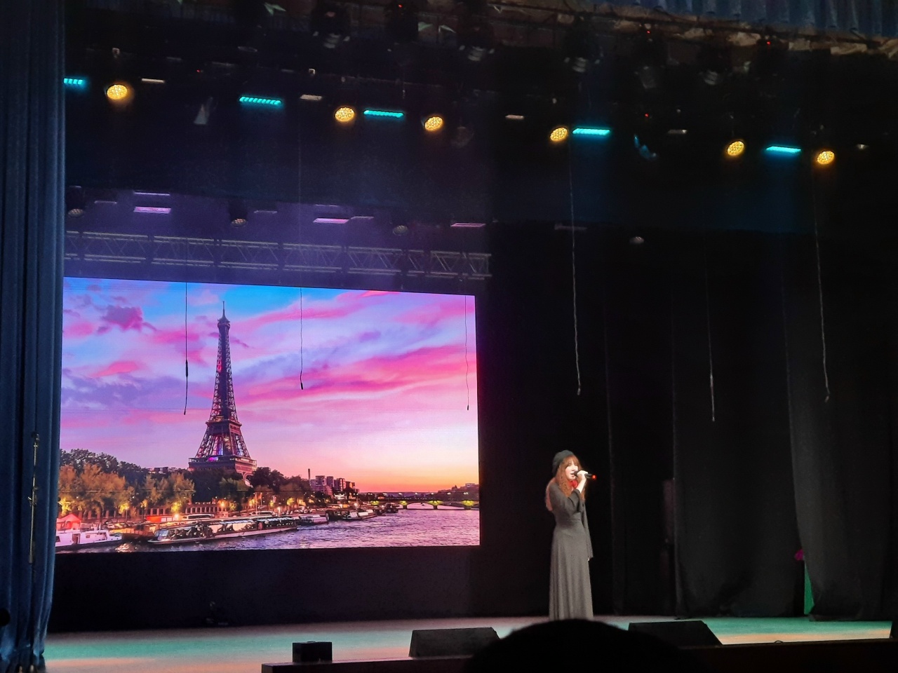 Студенты ВГИИ побывали на гала-концерте фестиваля «Возьмемся за руки, друзья!»