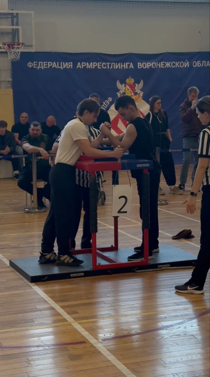 Студент ВГИИ Кирилл Калинин занял 2 место на Чемпионате Воронежской области по армрестлингу