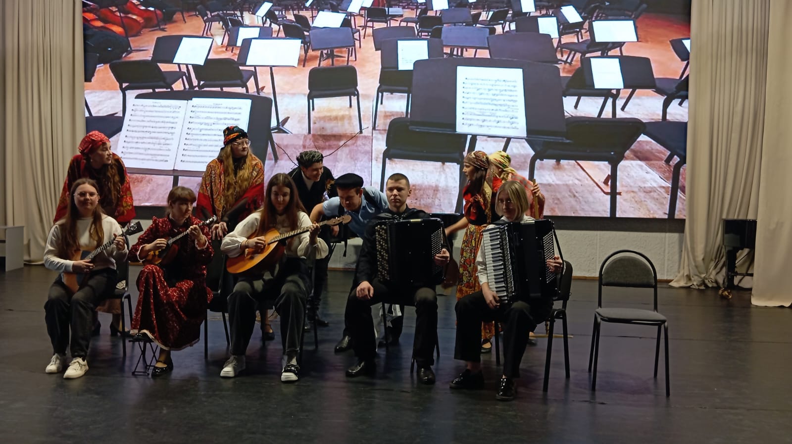 25 ноября в Большом зале ВГИИ состоялся концерт-посвящение первокурсников в студенты. Общей тематикой мероприятия были русские народные сказки. Студенты музыкального и театрального факультетов подготовили творческие номера, а первокурсники факультета живописи оформили для них декорации. Зрители увидели юмористические сценки из жизни студентов по мотивам сказок «По щучьему велению», «Колобок», «Летучий корабль». Ведущим мероприятия был студент 4 курса отделения вокального искусства Михаил Митин.