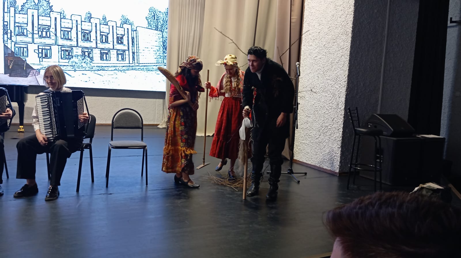 25 ноября в Большом зале ВГИИ состоялся концерт-посвящение первокурсников в студенты. Общей тематикой мероприятия были русские народные сказки. Студенты музыкального и театрального факультетов подготовили творческие номера, а первокурсники факультета живописи оформили для них декорации. Зрители увидели юмористические сценки из жизни студентов по мотивам сказок «По щучьему велению», «Колобок», «Летучий корабль». Ведущим мероприятия был студент 4 курса отделения вокального искусства Михаил Митин.