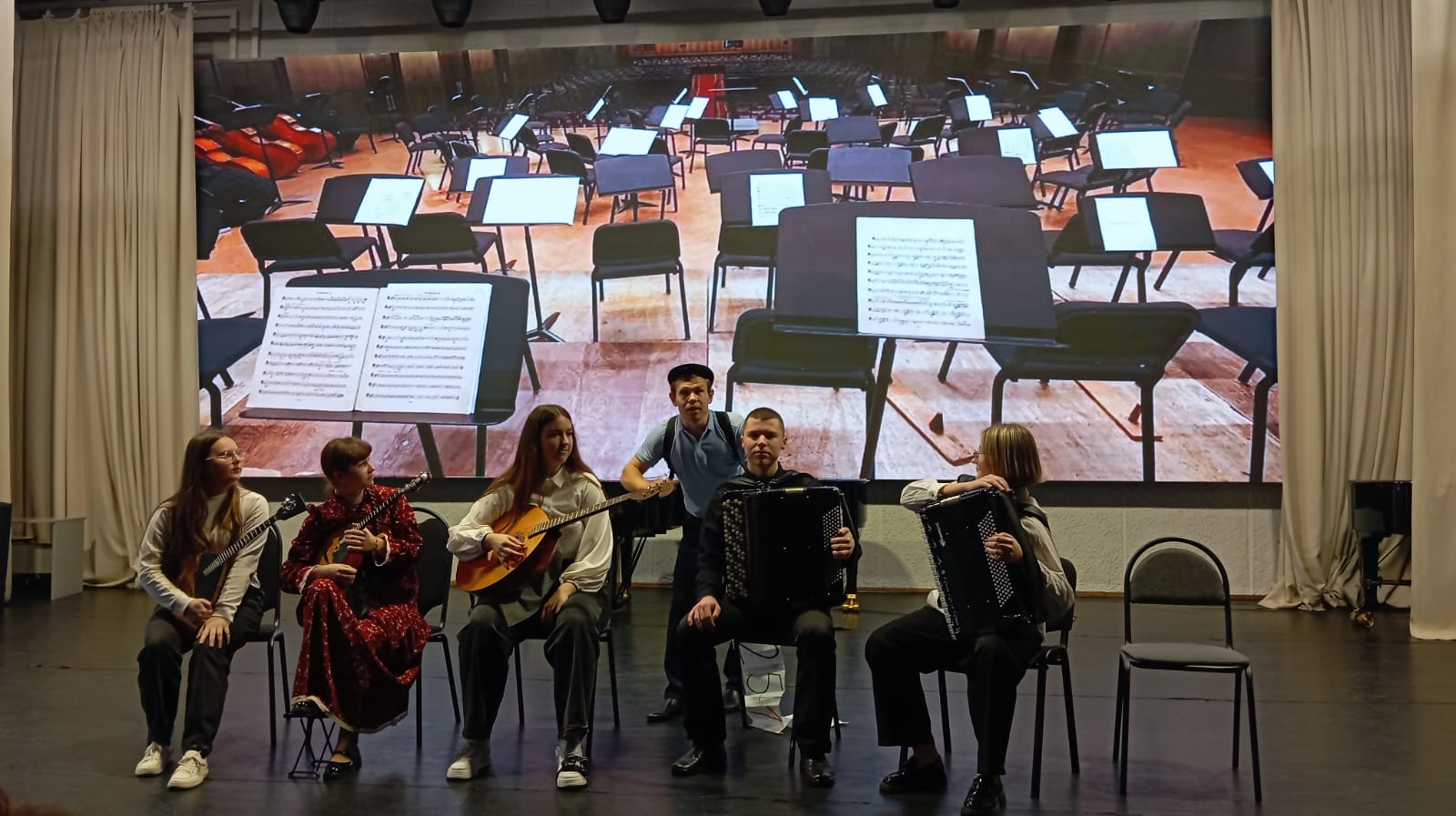 25 ноября в Большом зале ВГИИ состоялся концерт-посвящение первокурсников в студенты. Общей тематикой мероприятия были русские народные сказки. Студенты музыкального и театрального факультетов подготовили творческие номера, а первокурсники факультета живописи оформили для них декорации. Зрители увидели юмористические сценки из жизни студентов по мотивам сказок «По щучьему велению», «Колобок», «Летучий корабль». Ведущим мероприятия был студент 4 курса отделения вокального искусства Михаил Митин.