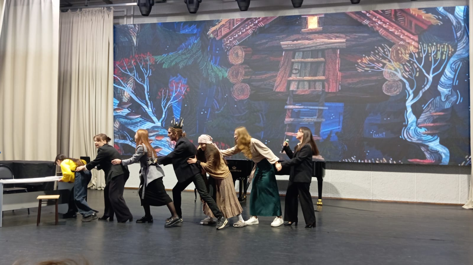 25 ноября в Большом зале ВГИИ состоялся концерт-посвящение первокурсников в студенты. Общей тематикой мероприятия были русские народные сказки. Студенты музыкального и театрального факультетов подготовили творческие номера, а первокурсники факультета живописи оформили для них декорации. Зрители увидели юмористические сценки из жизни студентов по мотивам сказок «По щучьему велению», «Колобок», «Летучий корабль». Ведущим мероприятия был студент 4 курса отделения вокального искусства Михаил Митин.