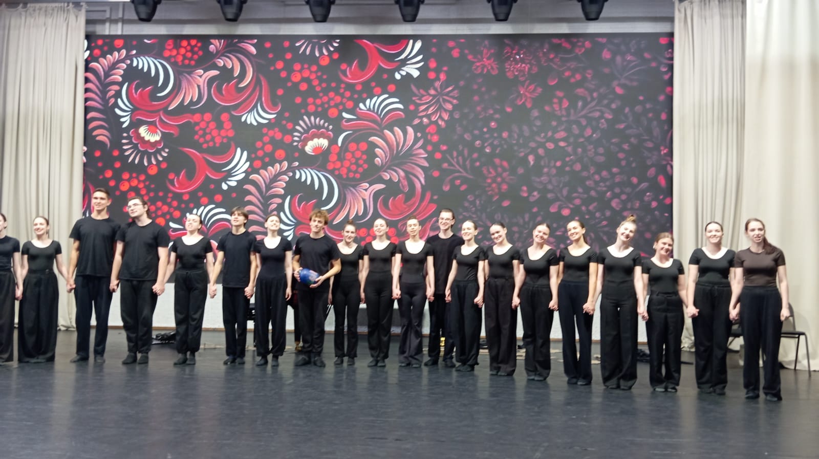 25 ноября в Большом зале ВГИИ состоялся концерт-посвящение первокурсников в студенты. Общей тематикой мероприятия были русские народные сказки. Студенты музыкального и театрального факультетов подготовили творческие номера, а первокурсники факультета живописи оформили для них декорации. Зрители увидели юмористические сценки из жизни студентов по мотивам сказок «По щучьему велению», «Колобок», «Летучий корабль». Ведущим мероприятия был студент 4 курса отделения вокального искусства Михаил Митин.