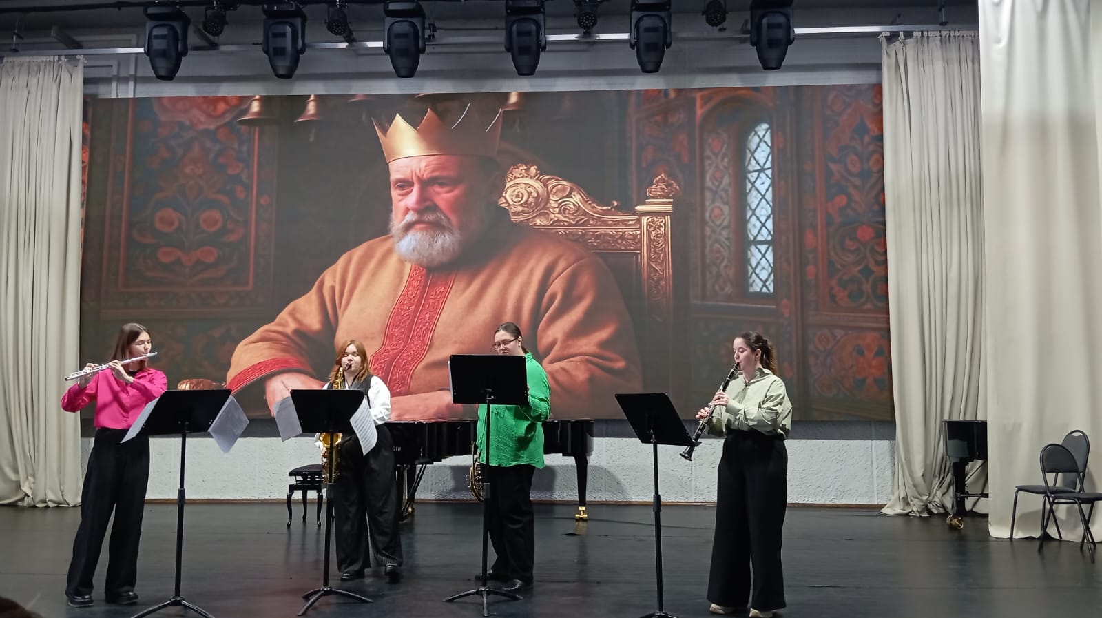 25 ноября в Большом зале ВГИИ состоялся концерт-посвящение первокурсников в студенты. Общей тематикой мероприятия были русские народные сказки. Студенты музыкального и театрального факультетов подготовили творческие номера, а первокурсники факультета живописи оформили для них декорации. Зрители увидели юмористические сценки из жизни студентов по мотивам сказок «По щучьему велению», «Колобок», «Летучий корабль». Ведущим мероприятия был студент 4 курса отделения вокального искусства Михаил Митин.