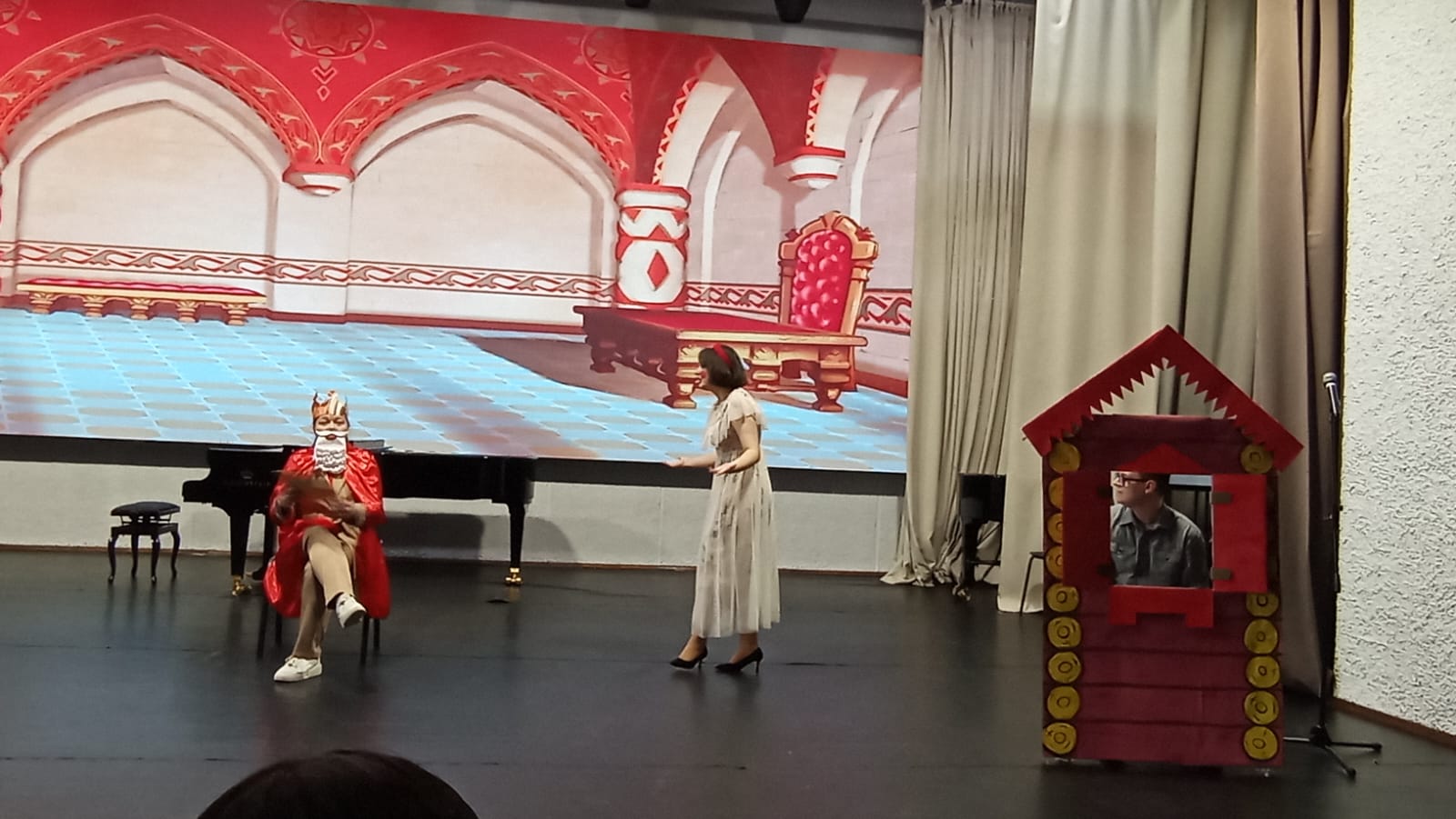 25 ноября в Большом зале ВГИИ состоялся концерт-посвящение первокурсников в студенты. Общей тематикой мероприятия были русские народные сказки. Студенты музыкального и театрального факультетов подготовили творческие номера, а первокурсники факультета живописи оформили для них декорации. Зрители увидели юмористические сценки из жизни студентов по мотивам сказок «По щучьему велению», «Колобок», «Летучий корабль». Ведущим мероприятия был студент 4 курса отделения вокального искусства Михаил Митин.