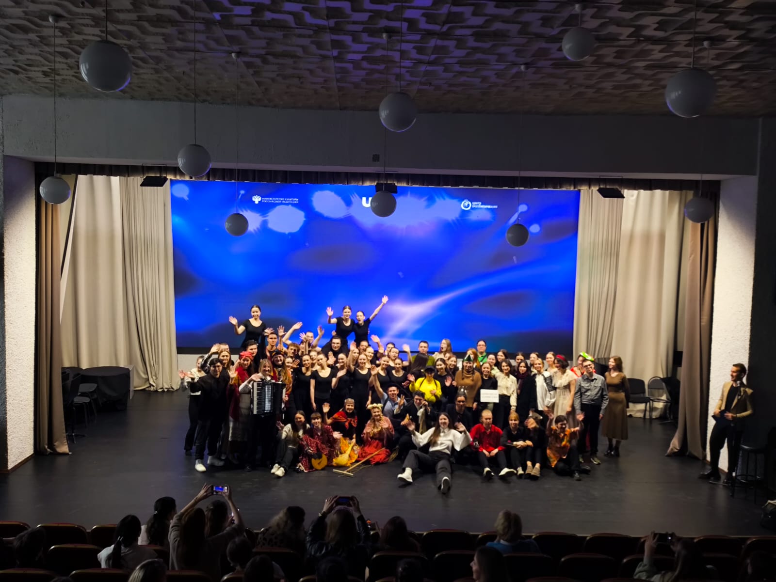 25 ноября в Большом зале ВГИИ состоялся концерт-посвящение первокурсников в студенты. Общей тематикой мероприятия были русские народные сказки. Студенты музыкального и театрального факультетов подготовили творческие номера, а первокурсники факультета живописи оформили для них декорации. Зрители увидели юмористические сценки из жизни студентов по мотивам сказок «По щучьему велению», «Колобок», «Летучий корабль». Ведущим мероприятия был студент 4 курса отделения вокального искусства Михаил Митин.