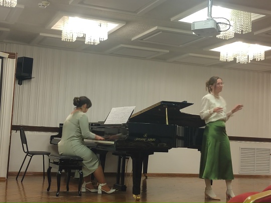 27 ноября в малом зале института искусств прошёл концерт кафедры педагогики, методики и общего курса фортепиано. В программе звучали произведения для фортепиано соло, фортепианные ансамбли, вокальные арии, также студенты выступали в качестве концертмейстеров. Концерт получился насыщенным, интересным, воодушевляющим. Студенты и их педагоги проделали большую работу, которую по достоинству оценили слушатели. В завершении публика услышала авторское исполнение Фуги си-бемоль минор студента 3к ОСИ Юрия Гулягина