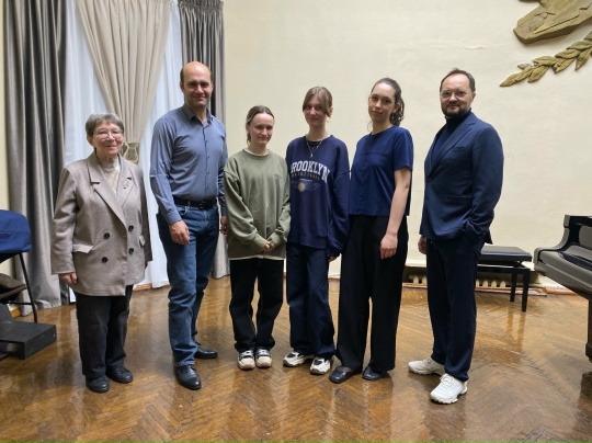 20 ноября 2025 года студенты кафедры оркестровых струнных инструментов ВГИИ Луголооби Наоми и Воложанина Мария (класс профессора Ивановой С.С., концертмейстер - Цекалова Л.Н.) приняли участие в мастер классе Максима Новикова, проходившем в Воронежской специальной музыкальной школе (колледже). Общение с великолепным музыкантом принесло молодым исполнителям массу положительных эмоций!