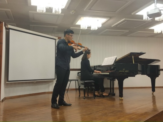 27 ноября в малом зале института искусств прошёл концерт кафедры педагогики, методики и общего курса фортепиано. В программе звучали произведения для фортепиано соло, фортепианные ансамбли, вокальные арии, также студенты выступали в качестве концертмейстеров. Концерт получился насыщенным, интересным, воодушевляющим. Студенты и их педагоги проделали большую работу, которую по достоинству оценили слушатели. В завершении публика услышала авторское исполнение Фуги си-бемоль минор студента 3к ОСИ Юрия Гулягина