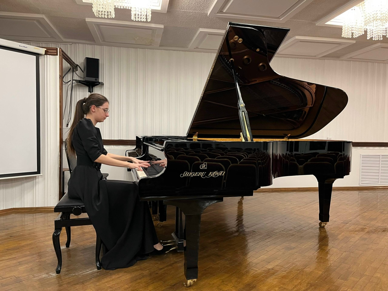 25 декабря в Малом зале состоялся концерт фортепианной музыки, которую исполняли студенты кафедры специального фортепиано и ВСМШ (класс профессора О.А.Калашниковой). Екатерина Попова, Дарья Хрипункова, Иван Гордеев и Ксения Семилетова интерпретировали фортепианные сочинения В.Моцарта, Л.ван Бетховена, Ф.Шопена, Ф.Листа, А.Скрябина и Н.Мясковского. Яркая музыка и интересные трактовки не оставили публику равнодушной.