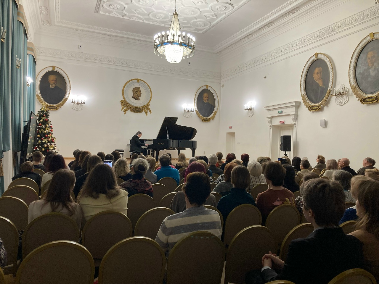 в зале музыкального колледжа им. Ростроповичей