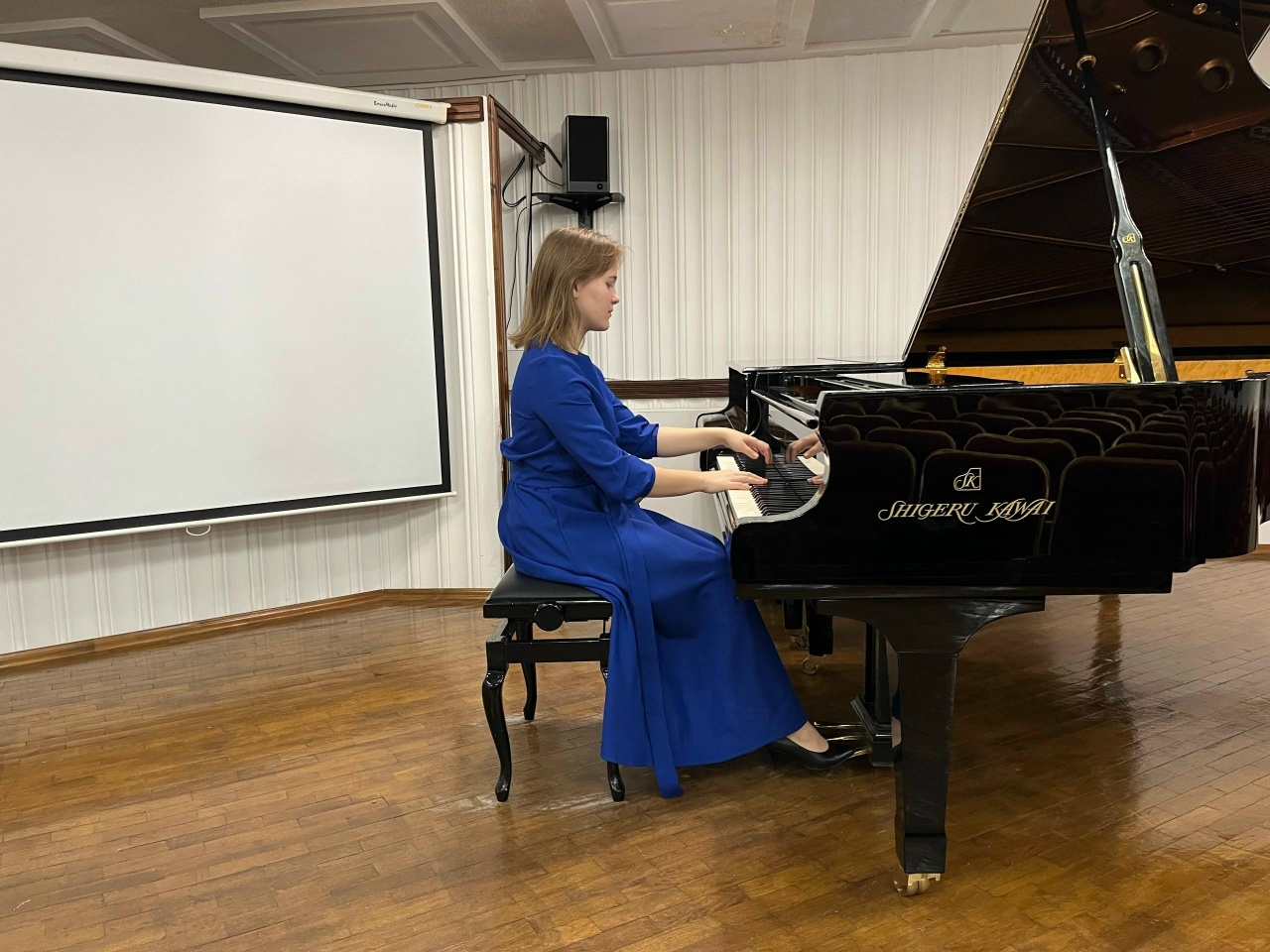 25 декабря в Малом зале состоялся концерт фортепианной музыки, которую исполняли студенты кафедры специального фортепиано и ВСМШ (класс профессора О.А.Калашниковой). Екатерина Попова, Дарья Хрипункова, Иван Гордеев и Ксения Семилетова интерпретировали фортепианные сочинения В.Моцарта, Л.ван Бетховена, Ф.Шопена, Ф.Листа, А.Скрябина и Н.Мясковского. Яркая музыка и интересные трактовки не оставили публику равнодушной.