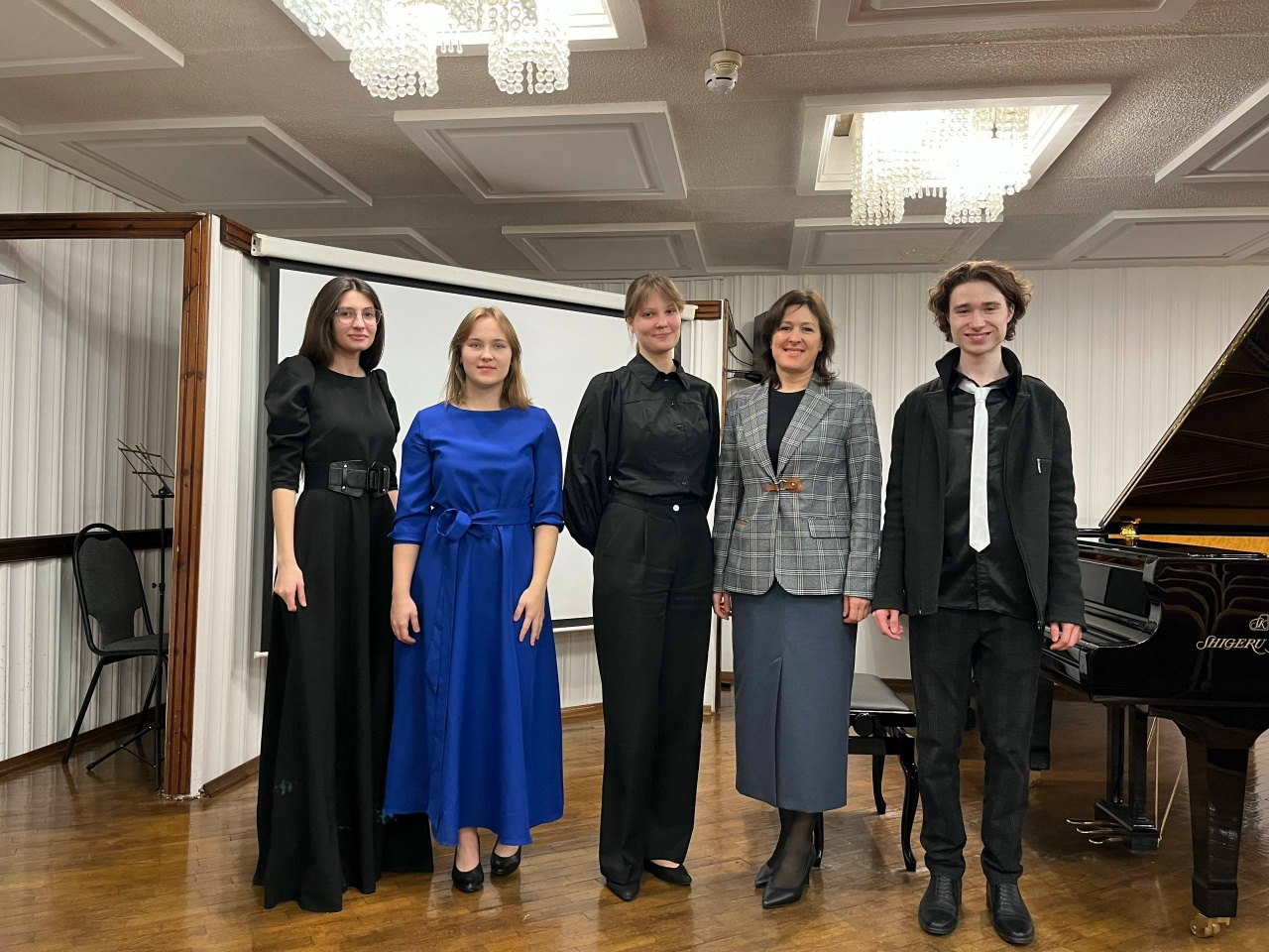25 декабря в Малом зале состоялся концерт фортепианной музыки, которую исполняли студенты кафедры специального фортепиано и ВСМШ (класс профессора О.А.Калашниковой). Екатерина Попова, Дарья Хрипункова, Иван Гордеев и Ксения Семилетова интерпретировали фортепианные сочинения В.Моцарта, Л.ван Бетховена, Ф.Шопена, Ф.Листа, А.Скрябина и Н.Мясковского. Яркая музыка и интересные трактовки не оставили публику равнодушной.