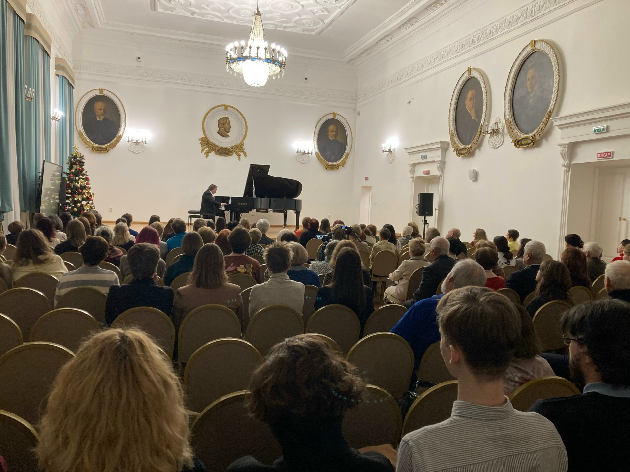 в зале музыкального колледжа им. Ростроповичей