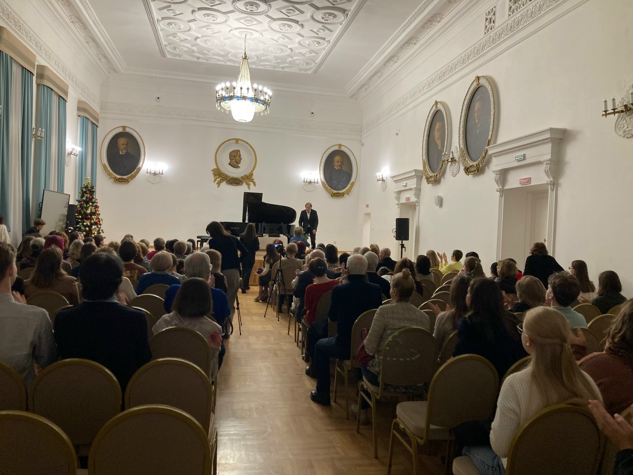в зале музыкального колледжа им. Ростроповичей