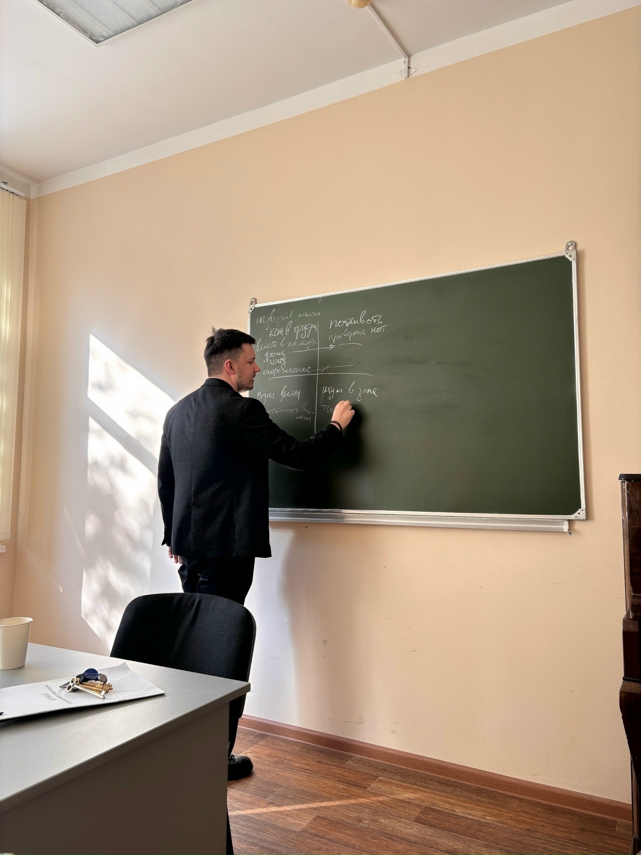 доцент кафедры педагогики, методики и ОКФ С. А. Фролов провел научно-практический семинар для студентов на тему преодоления эстрадного волнения.