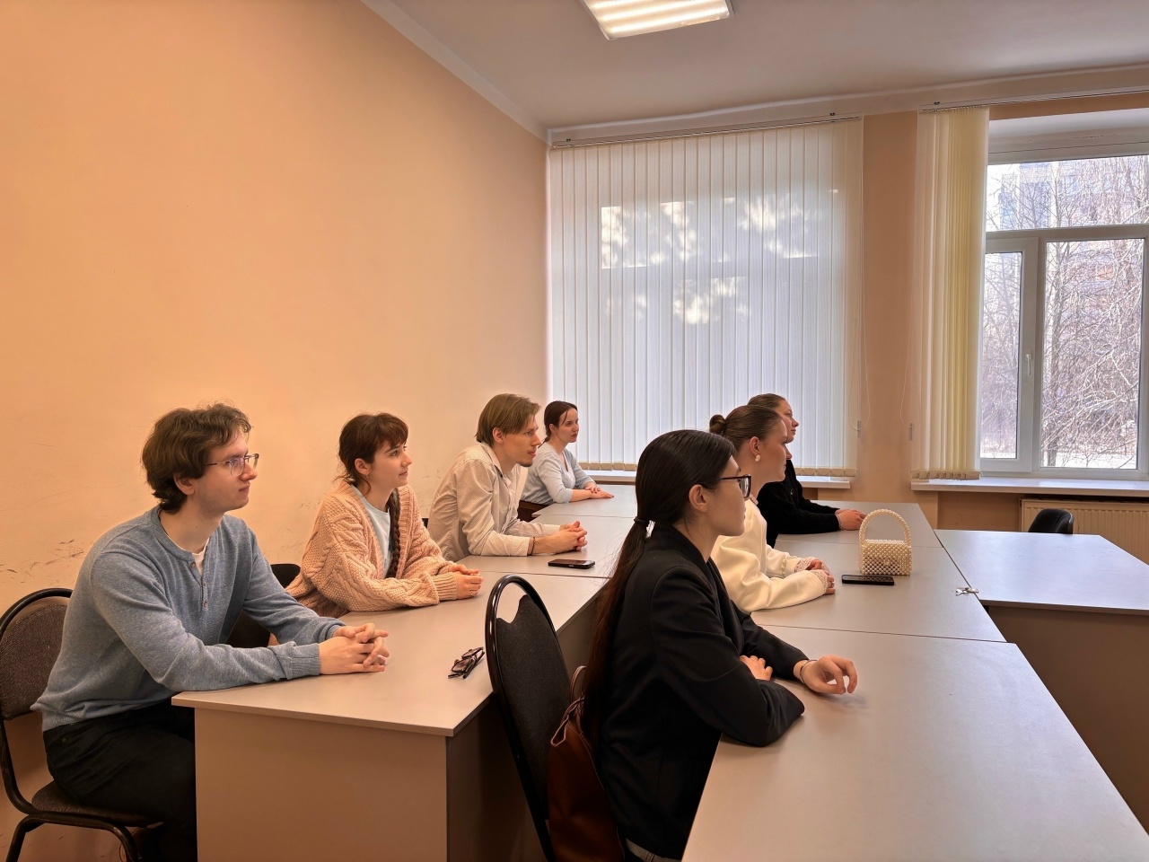 доцент кафедры педагогики, методики и ОКФ С. А. Фролов провел научно-практический семинар для студентов на тему преодоления эстрадного волнения.