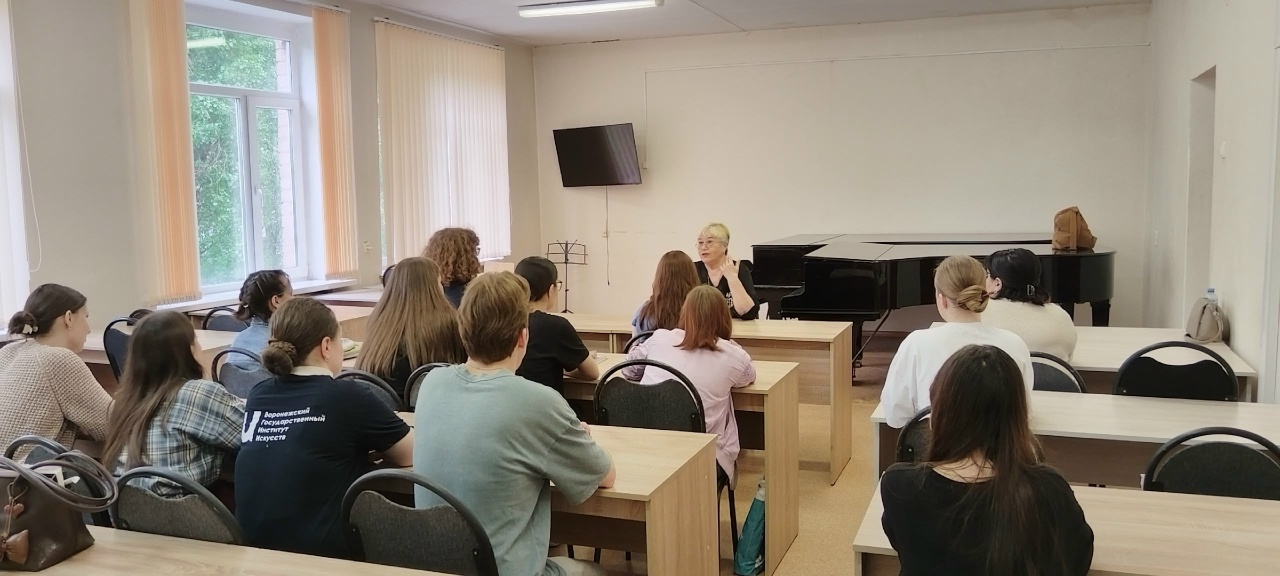 доцент кафедры камерного ансамбля и концертмейстерского мастерства М.И. Агибалова провела собрание со студентами на тему подготовки видео материалов к конкурсам