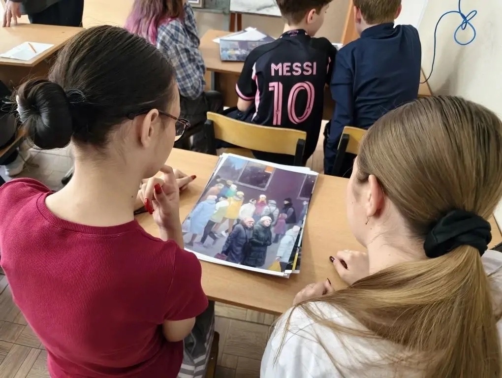 профессор факультета живописи ВГИИ Шпаковский В.Е. провёл творческую встречу с учащимися ДШИ 15